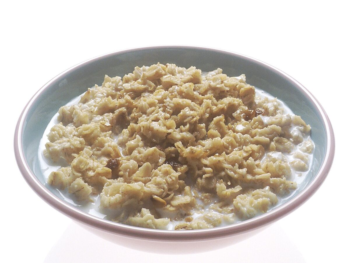 کاسه اوتمیل و دارچین با شیر کم‌چرب