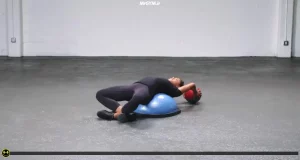 کرانچ وزنه دار بالای سر روی نیم کره تعادلی