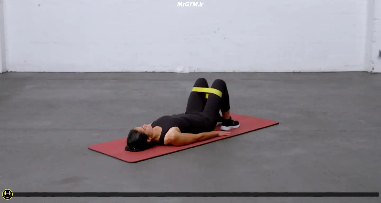 آموزش حرکت پل باسن با کش و بالا آوردن پا متناوب (Banded Glute Bridge with Alternating Leg Raise)