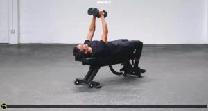 فلای سینه با دمبل