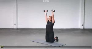 از زانو زدن به ایستادن بالای سر با دمبل