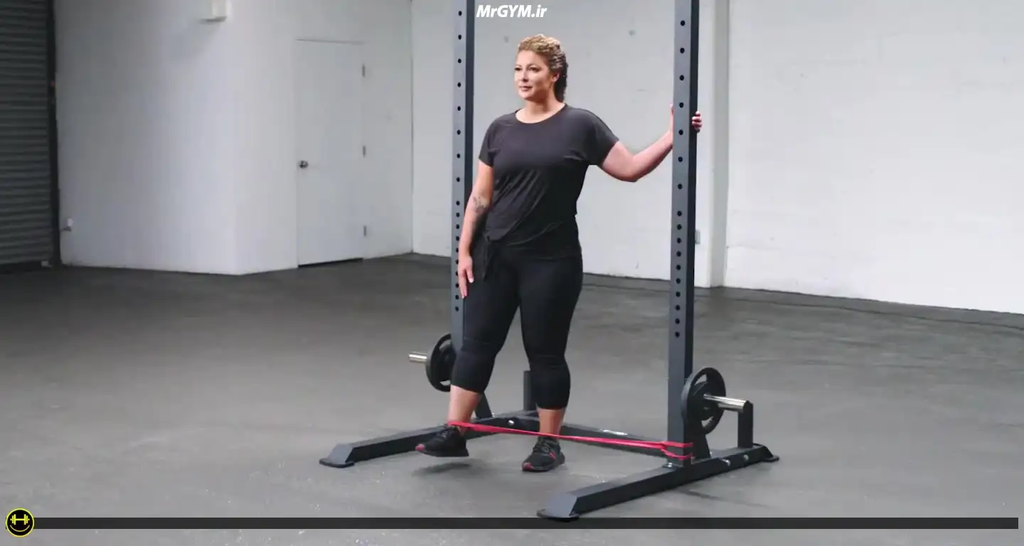 آموزش حرکت خارج ران ایستاده با کش حلقه ای (Loop Band Standing Hip Abduction)