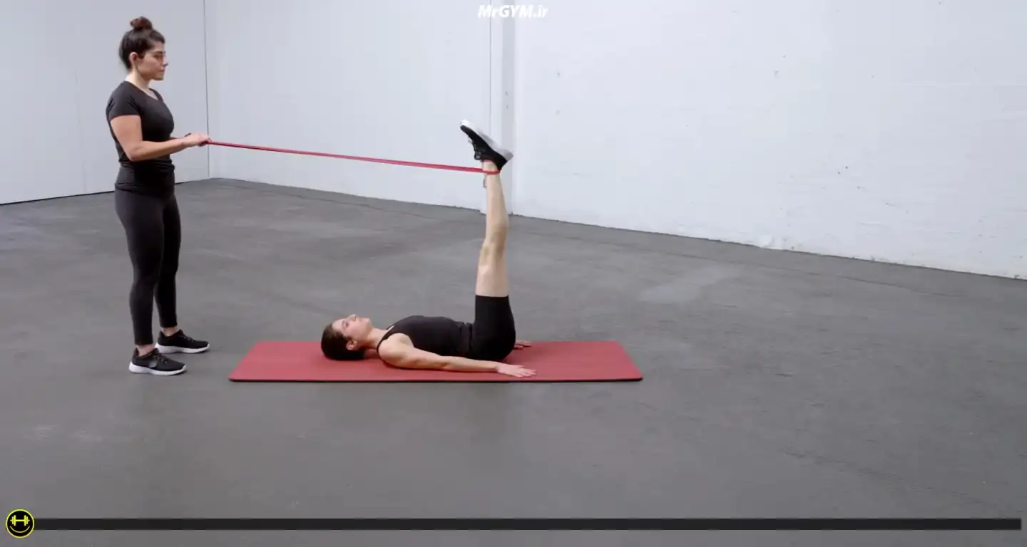 آموزش حرکت بالا آوردن پا معکوس با کش و شریک (Partner Banded Reverse Leg Raise)