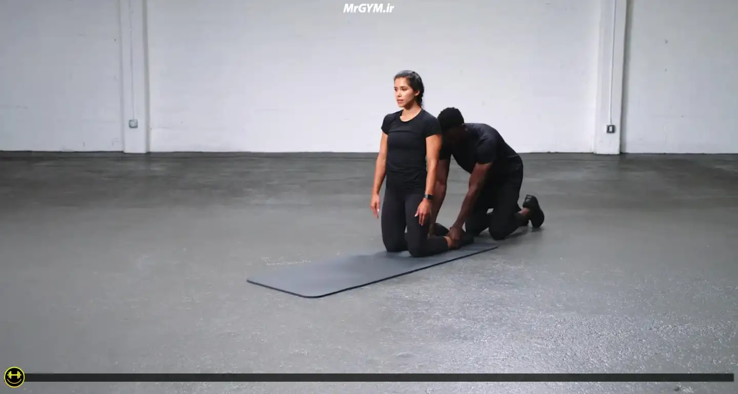 آموزش حرکت بالا آوردن پشت ران و باسن با شریک روی زمین (Partner Floor Glute-Ham Raise)