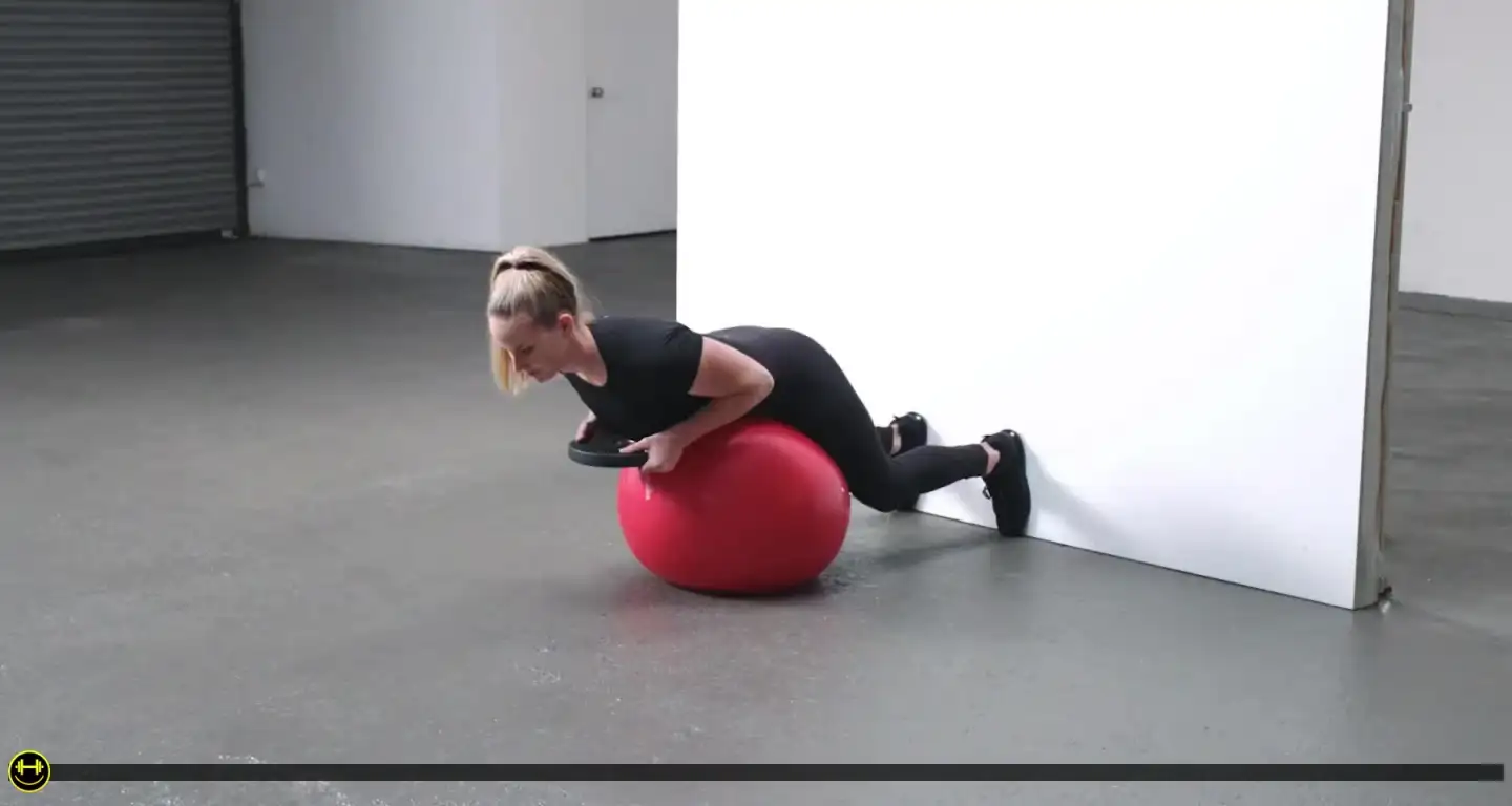 آموزش حرکت هایپر اکستنشن با توپ وزنه دار (Weighted Ball Hyperextension)